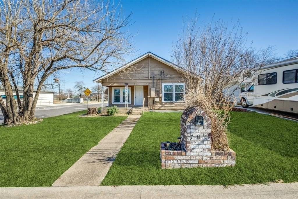 701 Lakey St - Photo 2 of 25