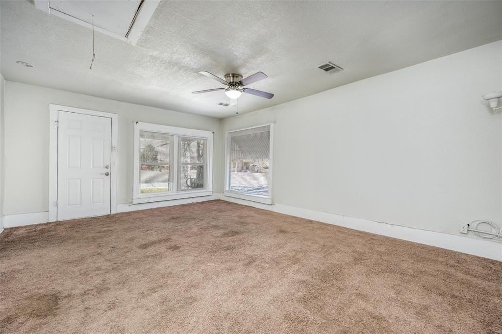 701 Lakey St - Photo 6 of 25