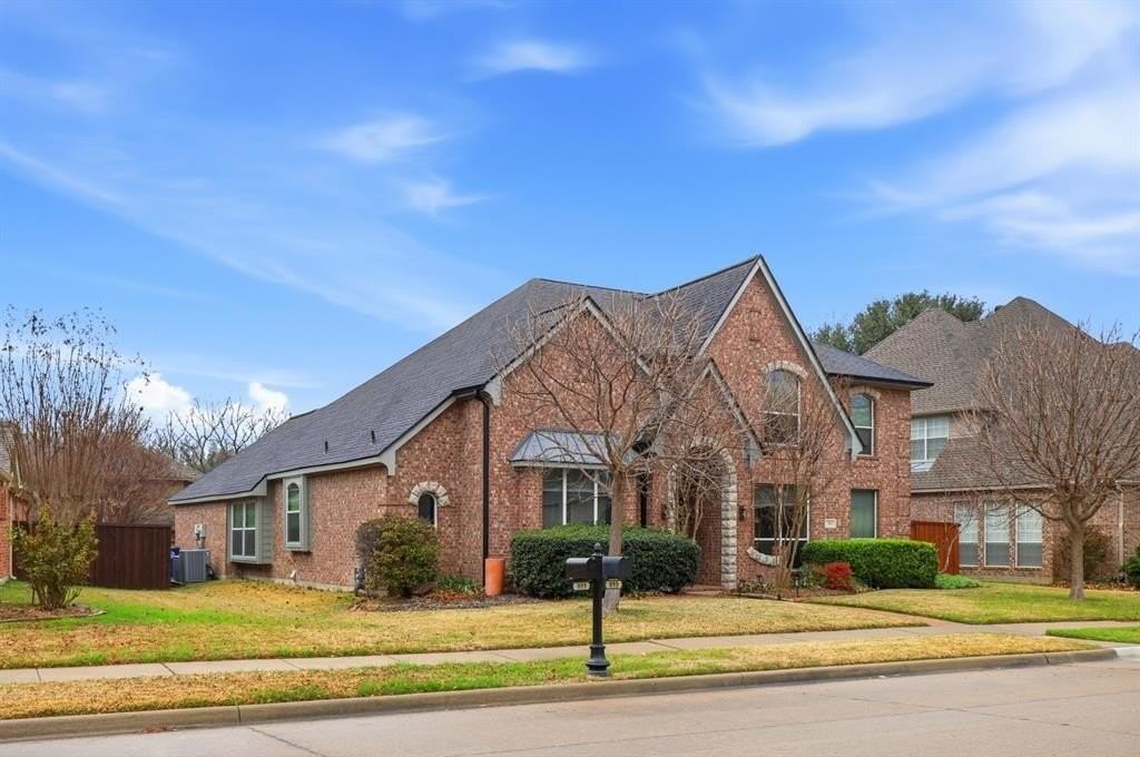 913 Cross Plains Dr - Photo 2 of 40