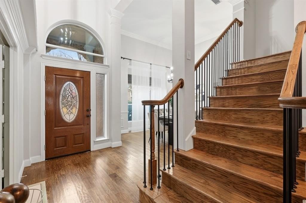 913 Cross Plains Dr - Photo 3 of 40