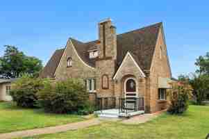 featured image of 1781 University Blvd