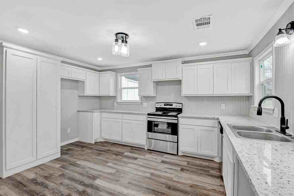 513 E Washington St - Photo 4 of 18