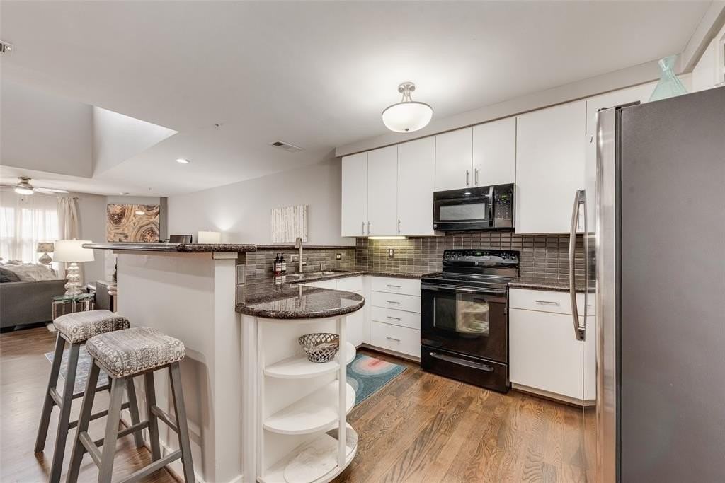 3922 Gilbert Ave #220 - Photo 4 of 19