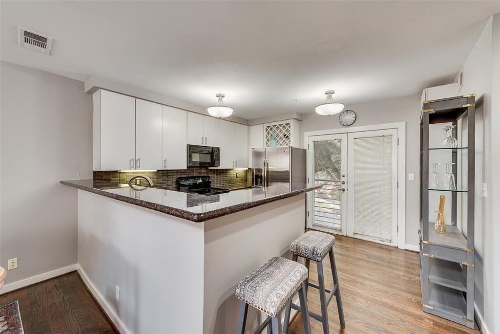 3922 Gilbert Ave #220 - Photo 5 of 19