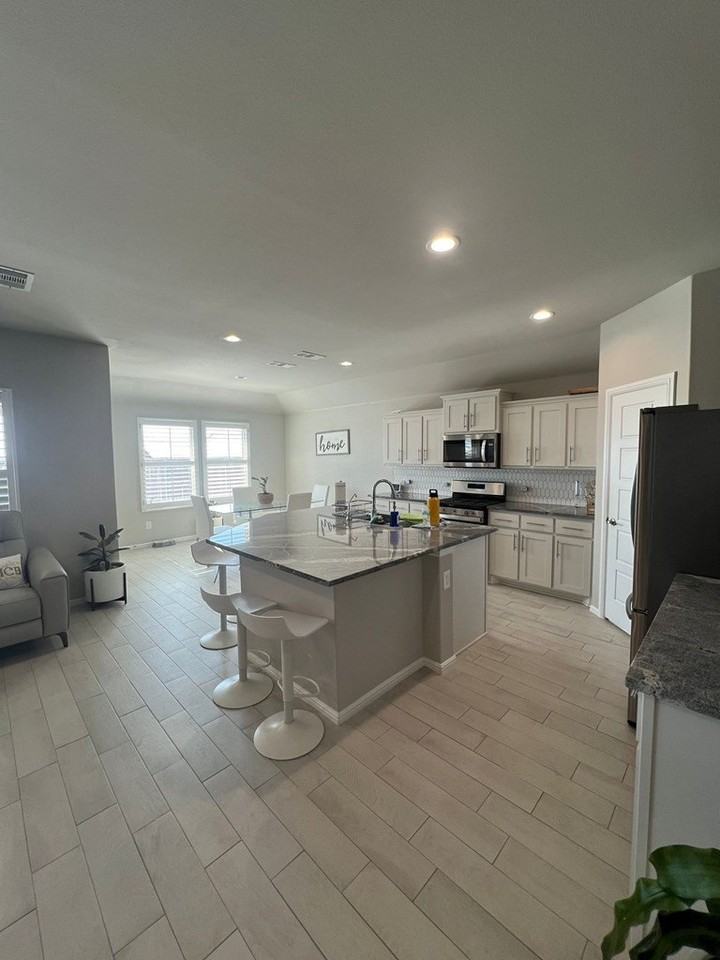 7600 Silver Creek Ct - Photo 5 of 27