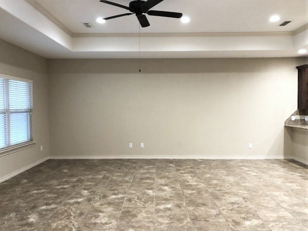 1513 Club Dr - Photo 4 of 29