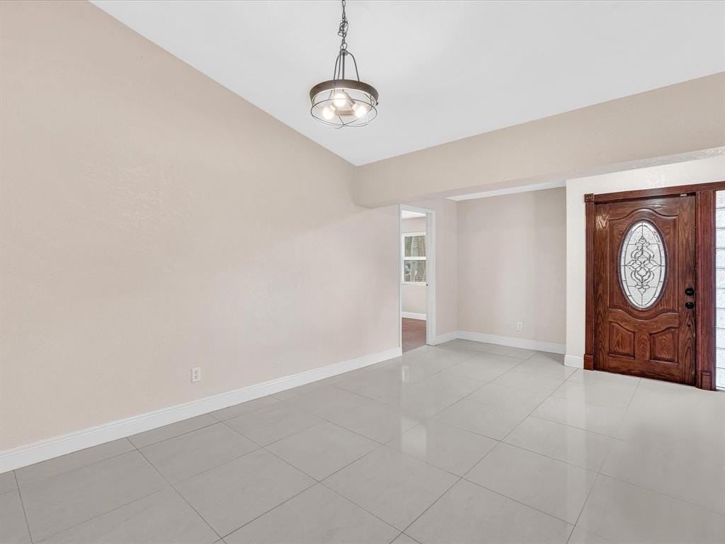 6831 Nw 81st Pl - Photo 5 of 50