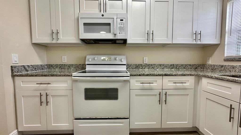 6910 Nw 70th Ave #6910 - Photo 4 of 19