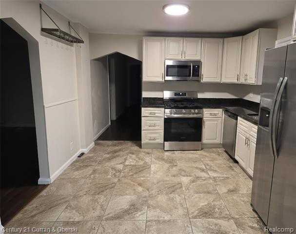 18546 Eastwood Dr - Photo 3 of 13