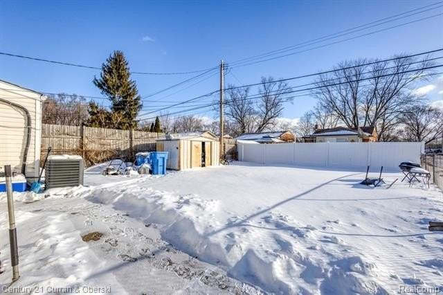 8402 Robindale Ave - Photo 5 of 27