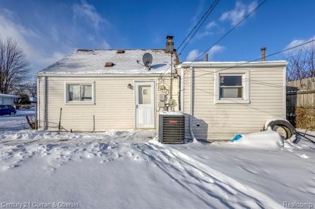 8402 Robindale Ave - Photo 6 of 27