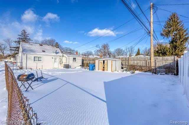 8402 Robindale Ave - Photo 7 of 27