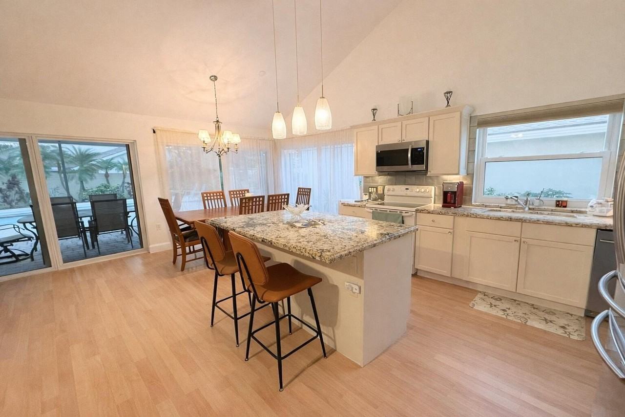 100 Cape Pointe Cir - Photo 3 of 33