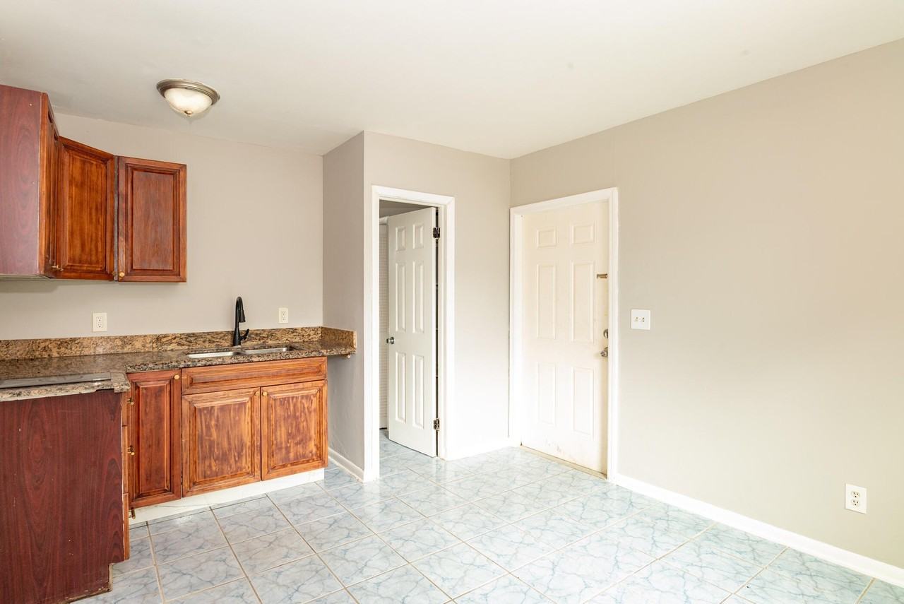 438 Roseland Dr - Photo 2 of 6