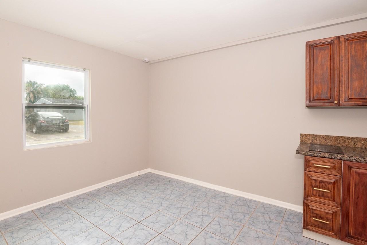 438 Roseland Dr - Photo 3 of 6