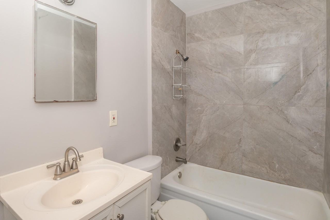 438 Roseland Dr - Photo 5 of 6