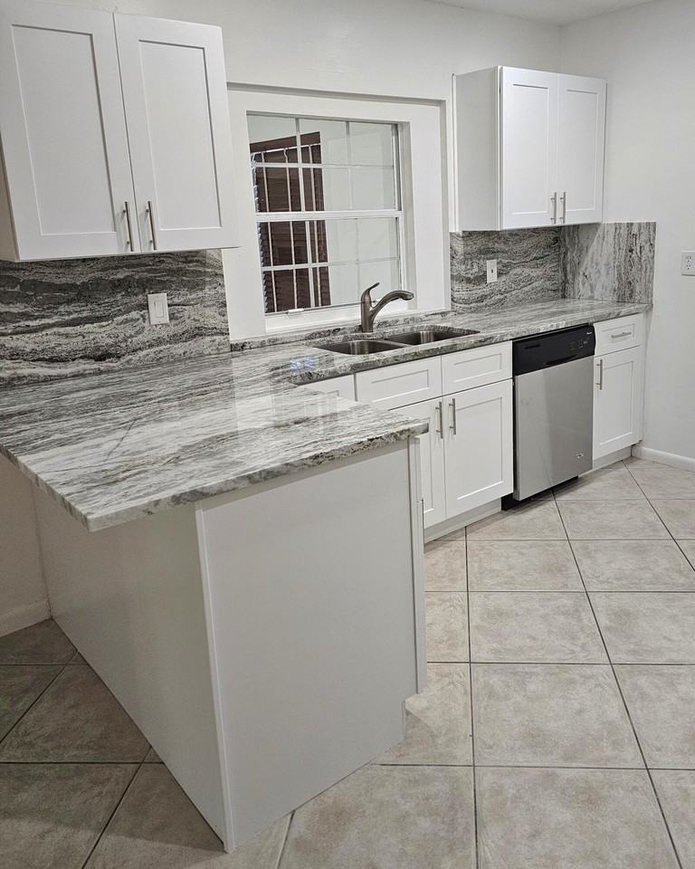 12191 Broadleaf Ct - Photo 3 of 48