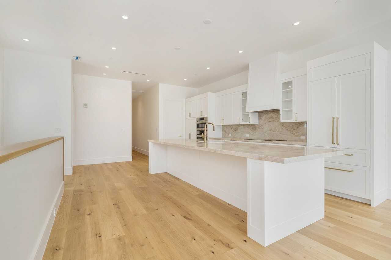 261 Royal Poinciana Way - Photo 5 of 28