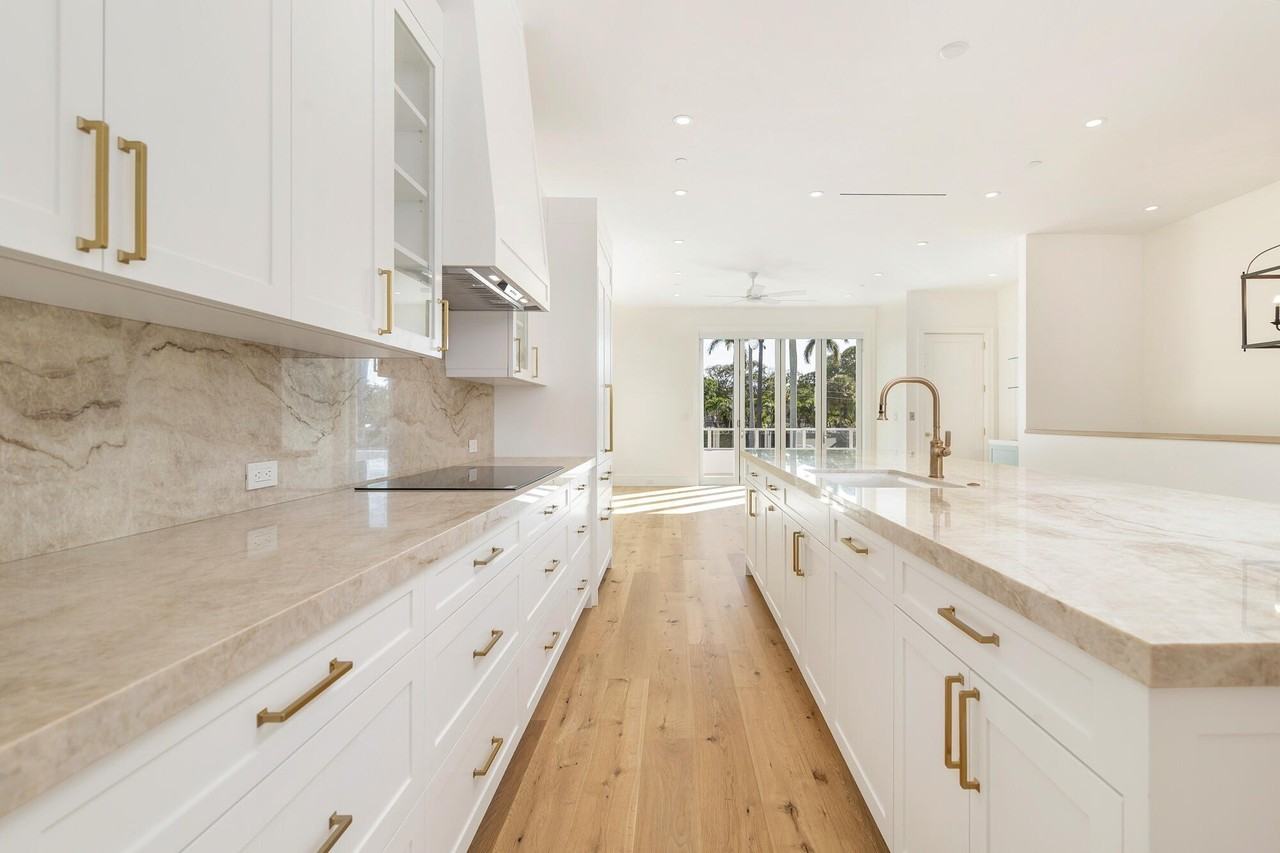 261 Royal Poinciana Way - Photo 7 of 28