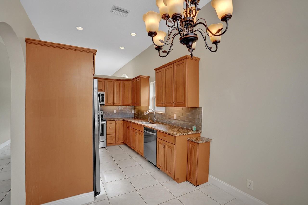 16658 La Mesa Dr - Photo 6 of 50