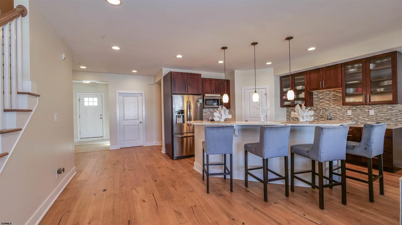 210 N Madison Ave - Photo 5 of 38