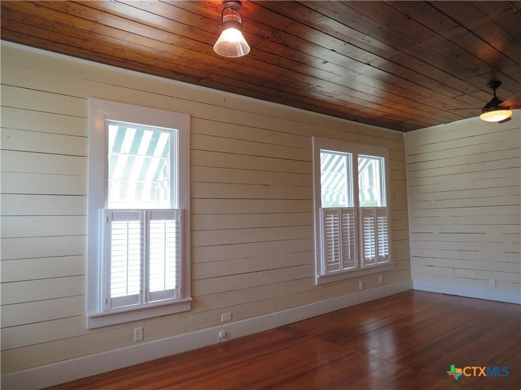 610 E Krezdorn St - Photo 5 of 28