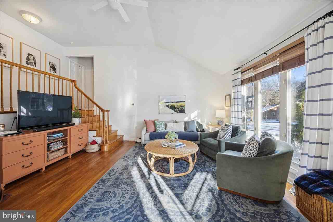 2210 Bradmoor Rd - Photo 3 of 25