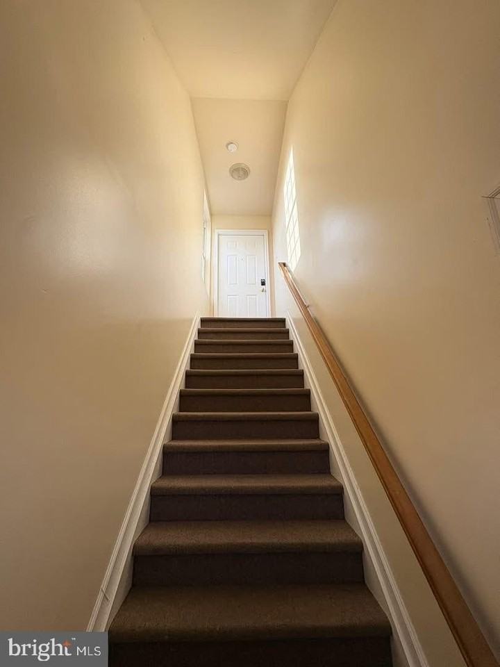 116 Hanover Rd - Photo 2 of 12