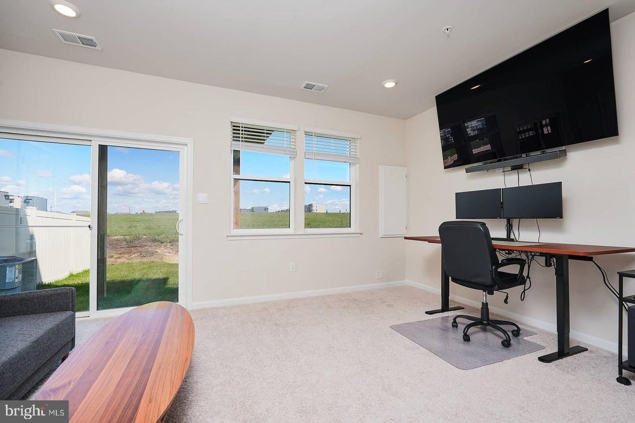 869 Amity St - Photo 4 of 48