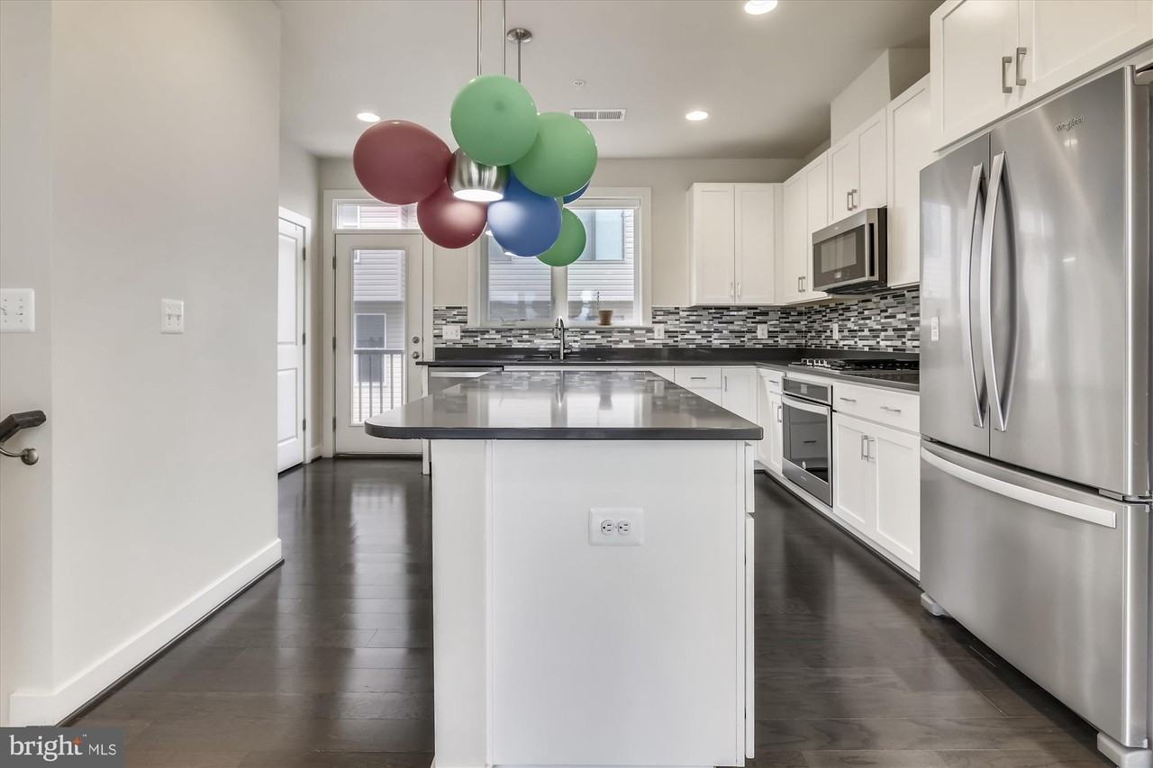 8060 Red Hook St - Photo 3 of 50