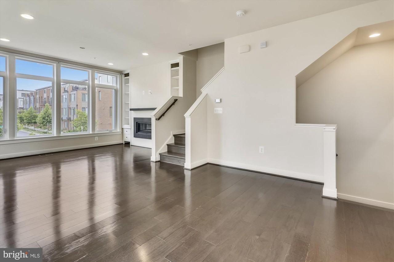 8060 Red Hook St - Photo 6 of 50