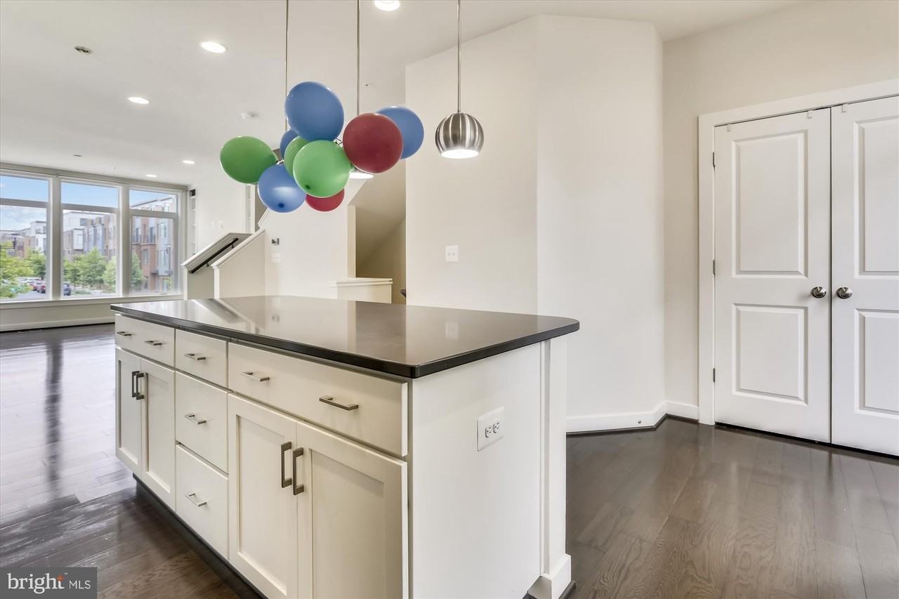 8060 Red Hook St - Photo 7 of 50