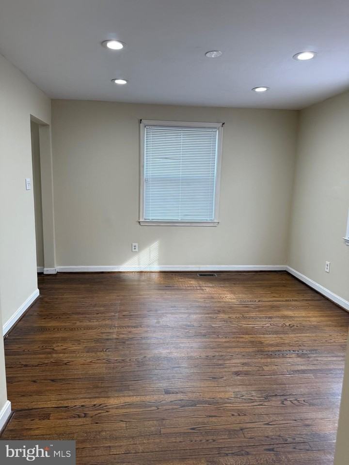 2421 Ramblewood Dr - Photo 3 of 18