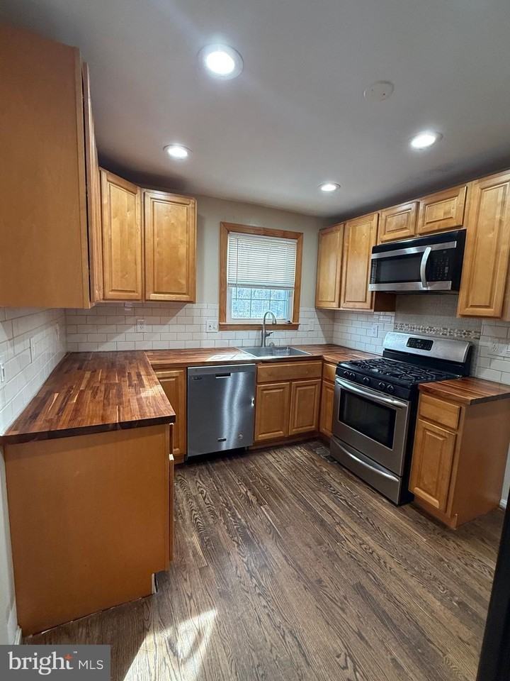 2421 Ramblewood Dr - Photo 4 of 18