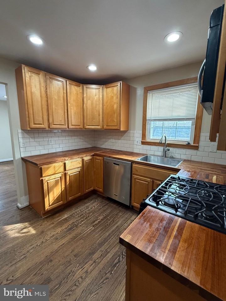 2421 Ramblewood Dr - Photo 5 of 18