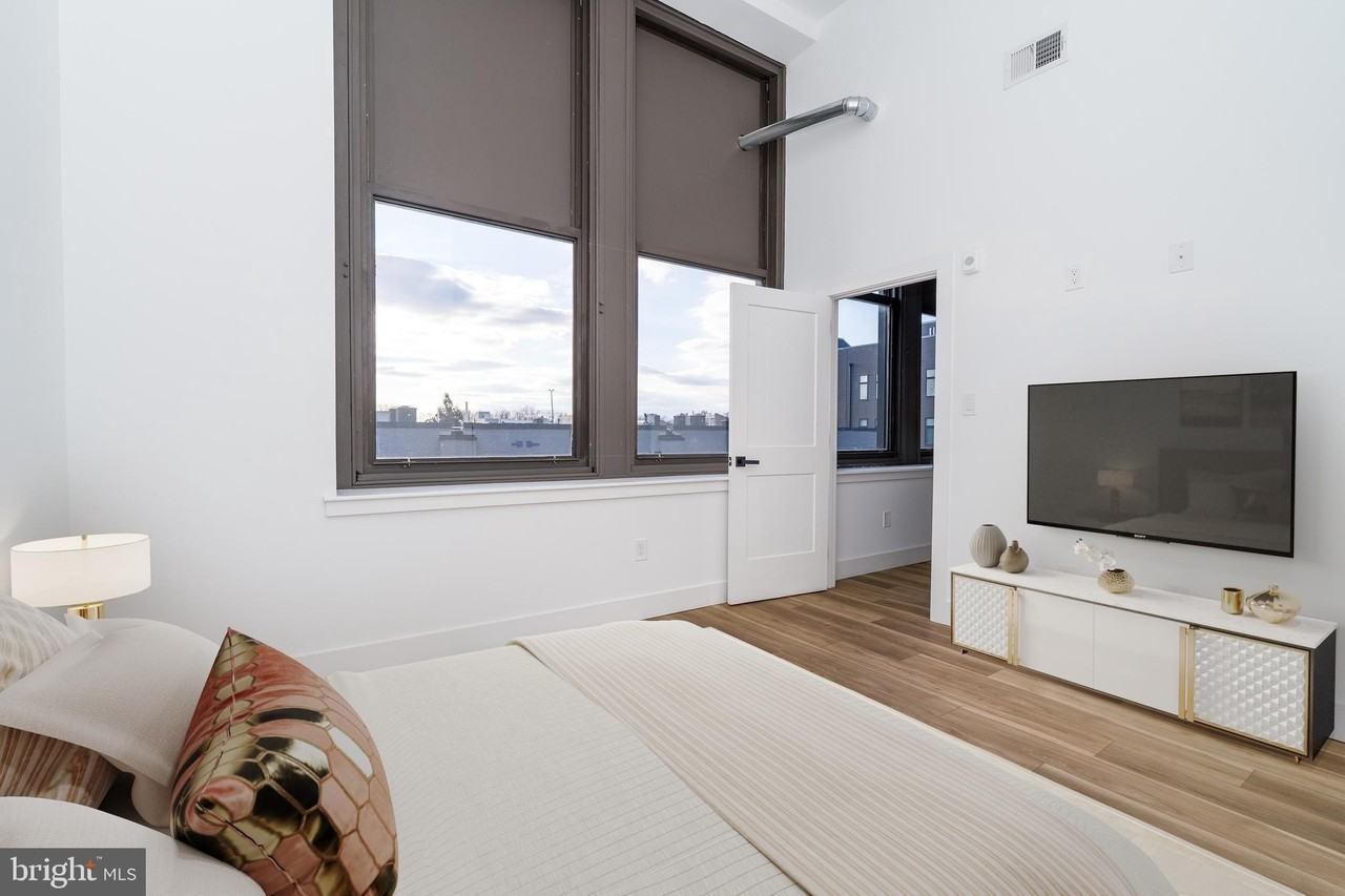 2700 E Auburn St Apt 206 #206 - Photo 2 of 24