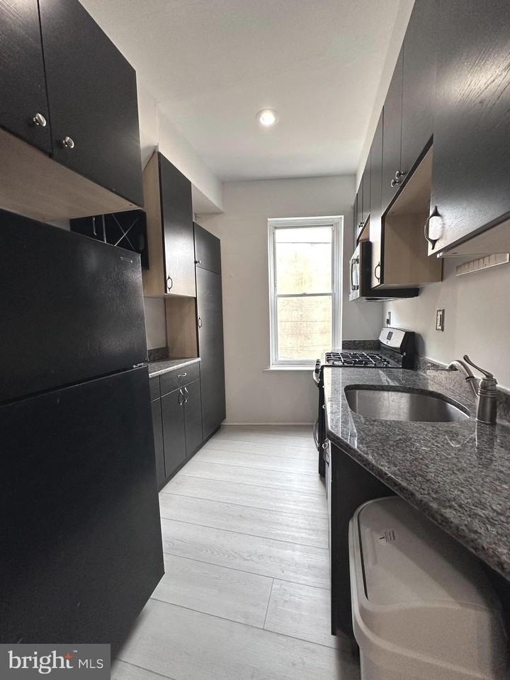 909 S 8th St 2nd Fl #2ndFL - Photo 3 of 13