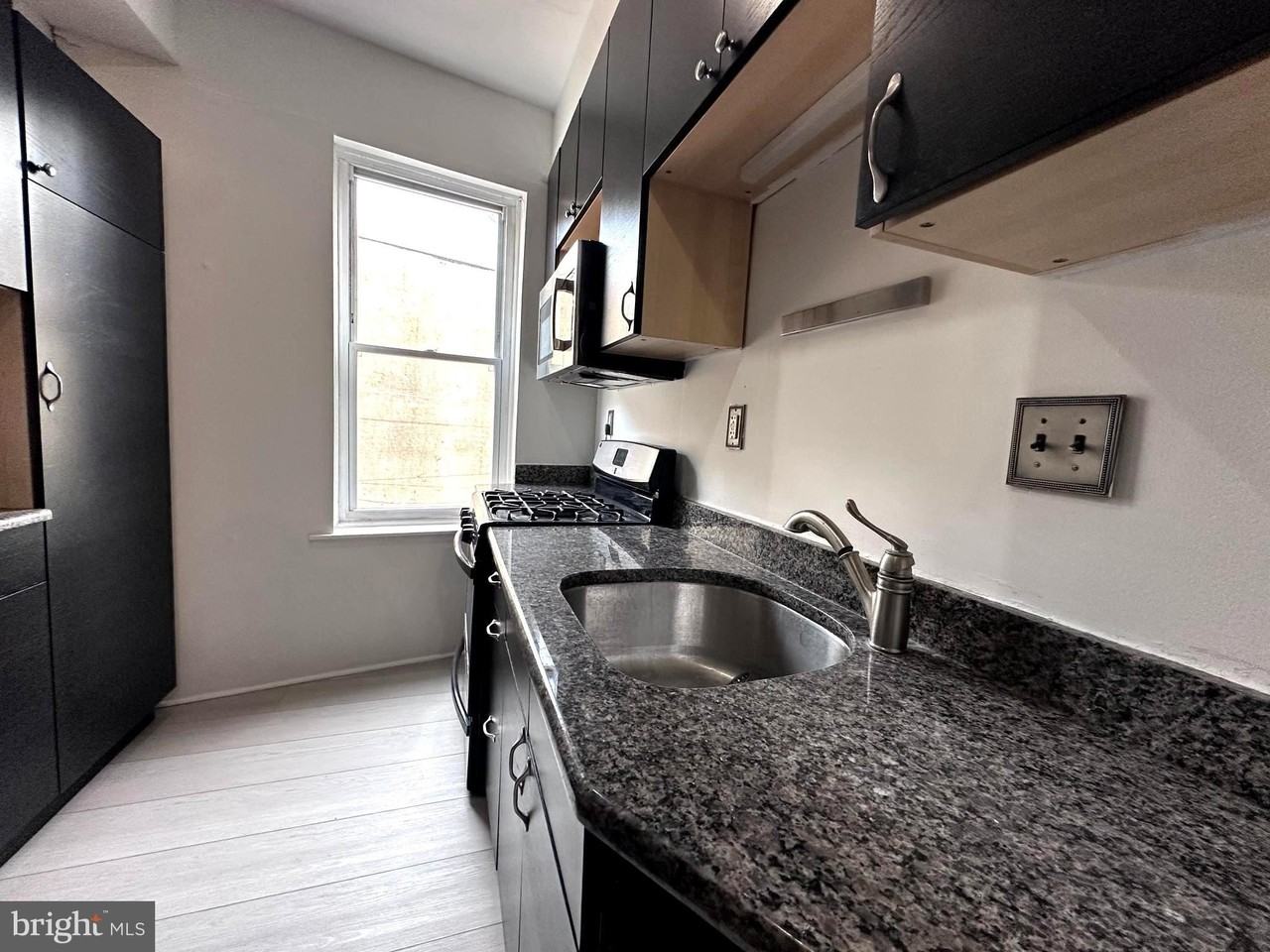 909 S 8th St 2nd Fl #2ndFL - Photo 4 of 13