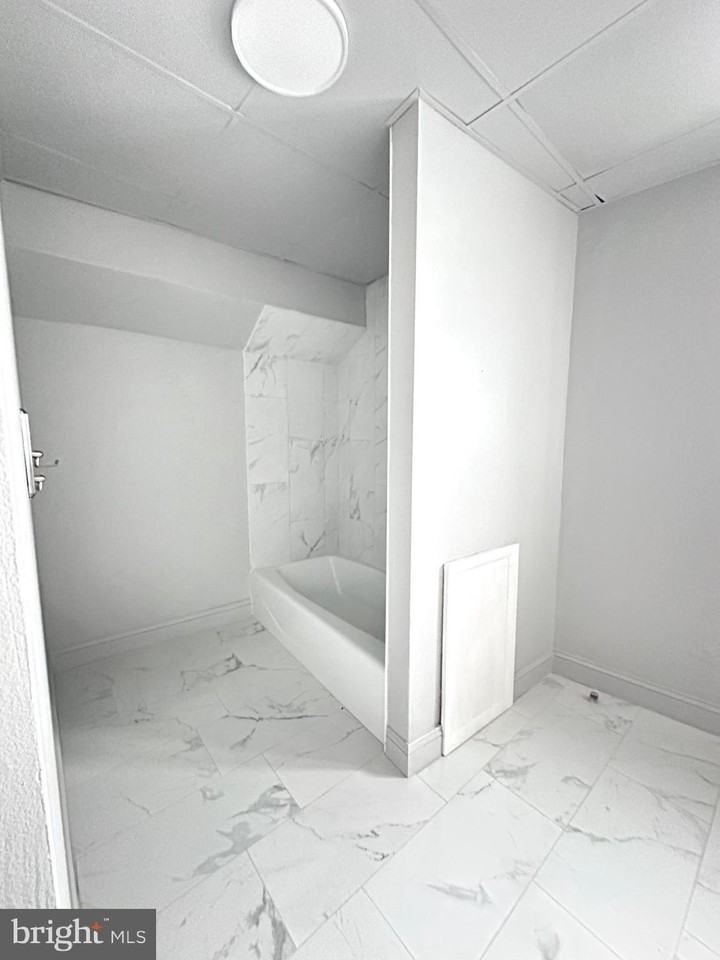 909 S 8th St 3rd Fl #3rdFL - Photo 2 of 8