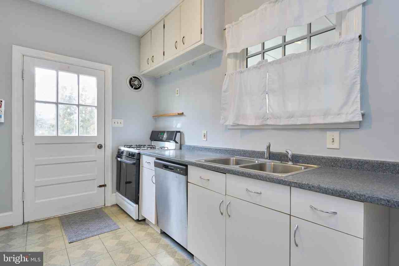 304 N Highland St - Photo 3 of 12