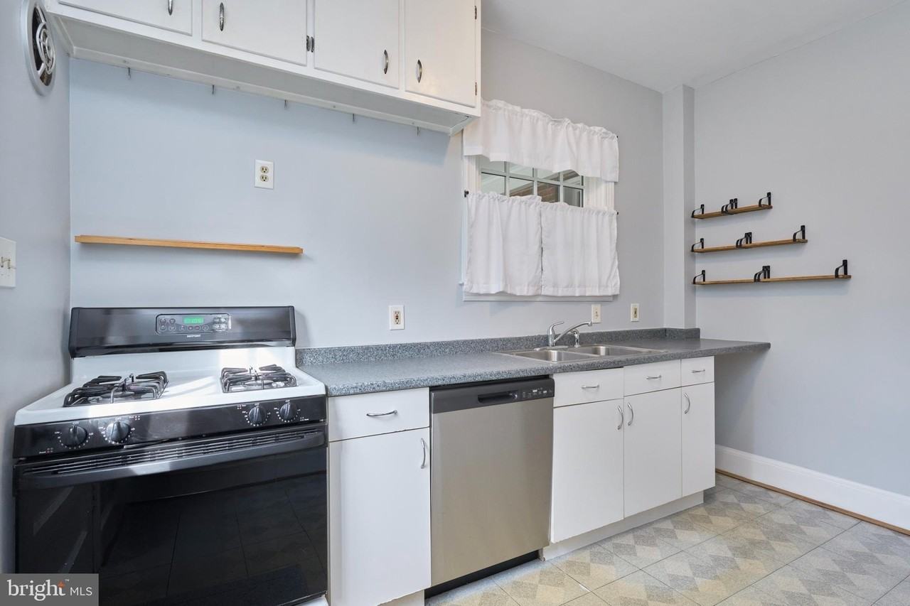 304 N Highland St - Photo 4 of 12