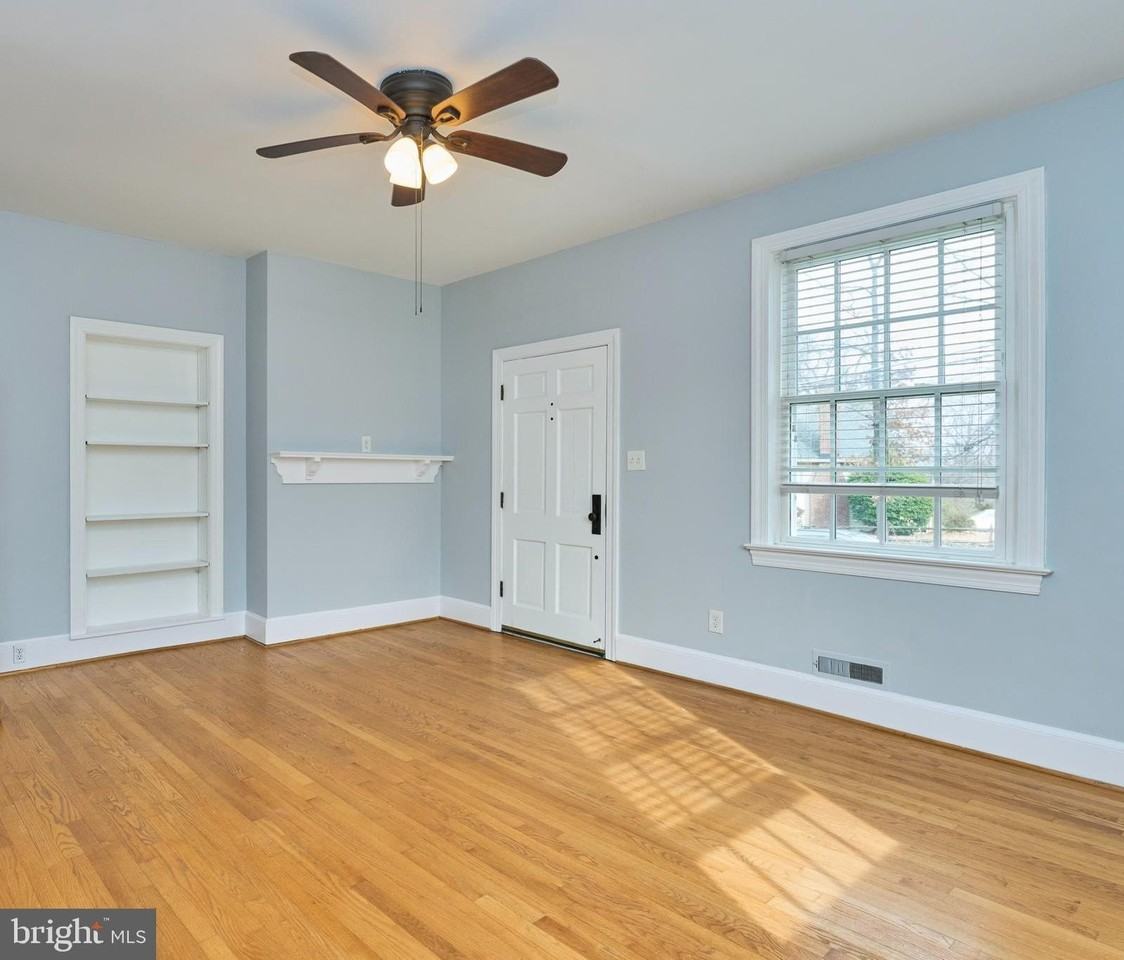 304 N Highland St - Photo 5 of 12