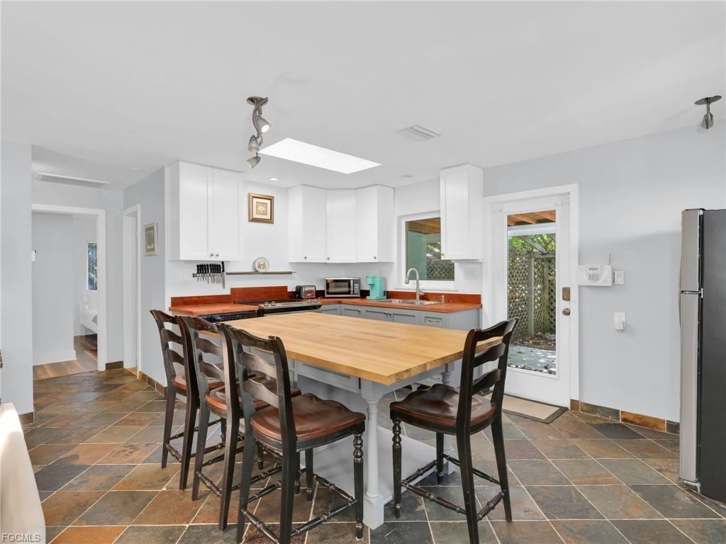 9144 7th St - Photo 4 of 8