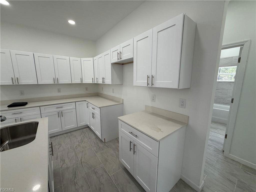 1047 Hobart St - Photo 3 of 8