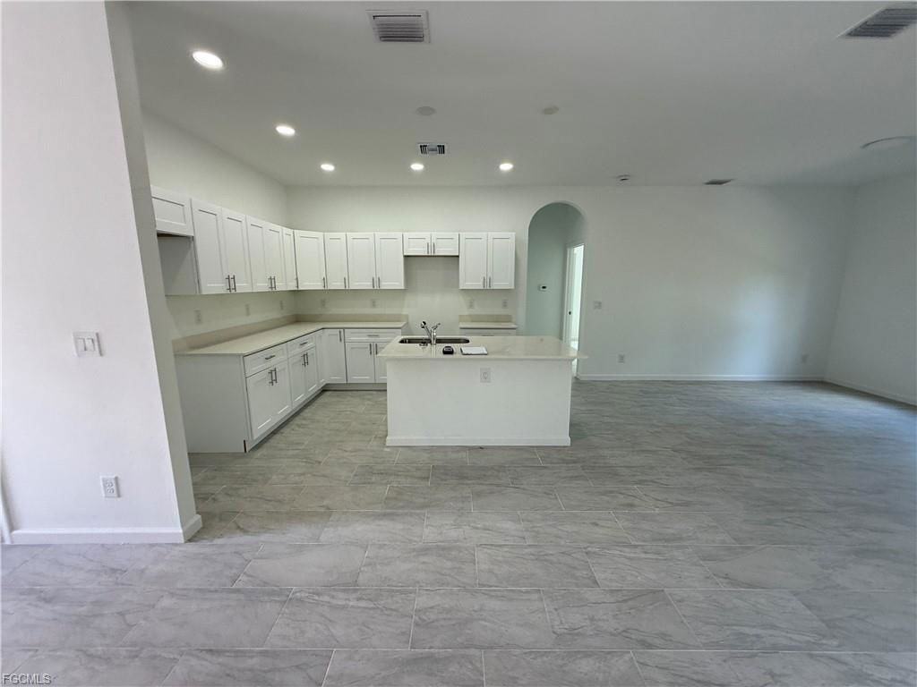 1047 Hobart St - Photo 4 of 8