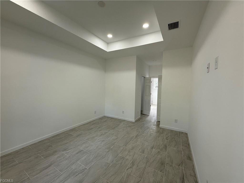 1047 Hobart St - Photo 6 of 8