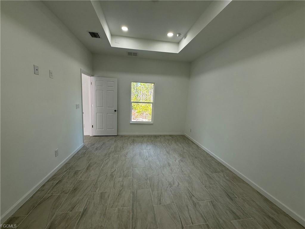 1047 Hobart St - Photo 7 of 8