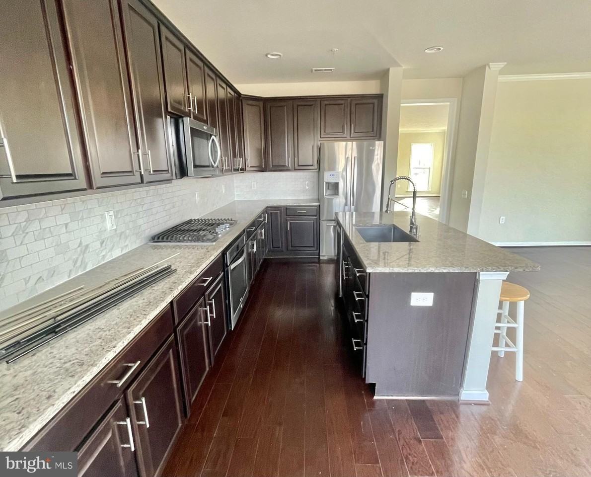 42727 Toulouse Ter - Photo 2 of 8