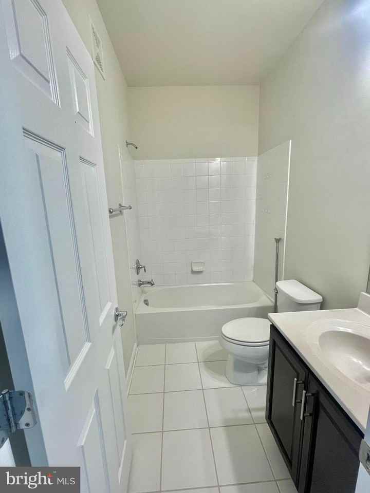 42727 Toulouse Ter - Photo 3 of 8