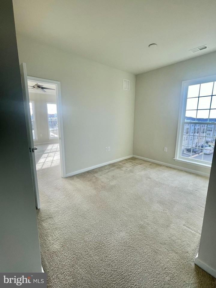 42727 Toulouse Ter - Photo 7 of 8